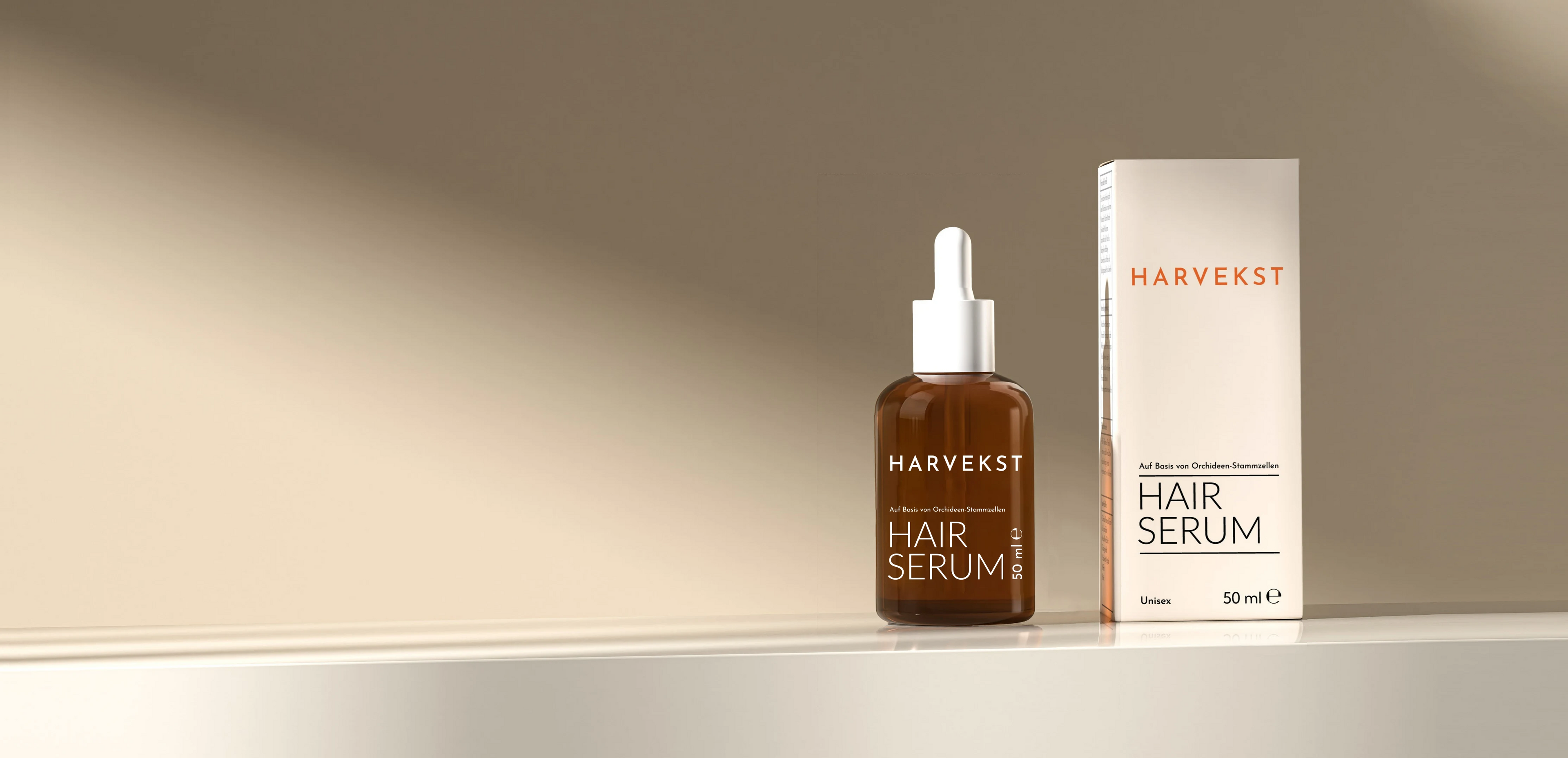 harvekst-hair-serum-braunglasflasche-mit-weisser-pipette-und-verpackung-auf-beigem-hintergrund